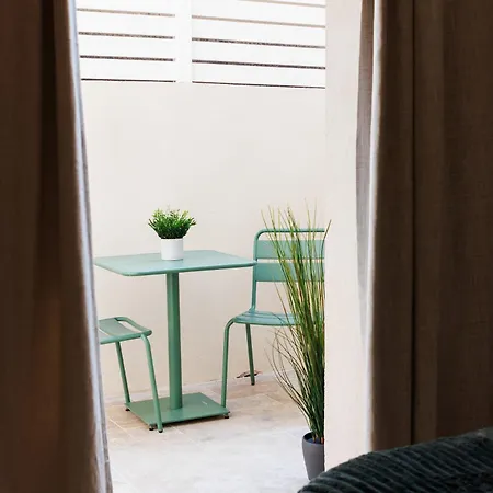 Cigale Verte Avec Terrasse Et Patio A *